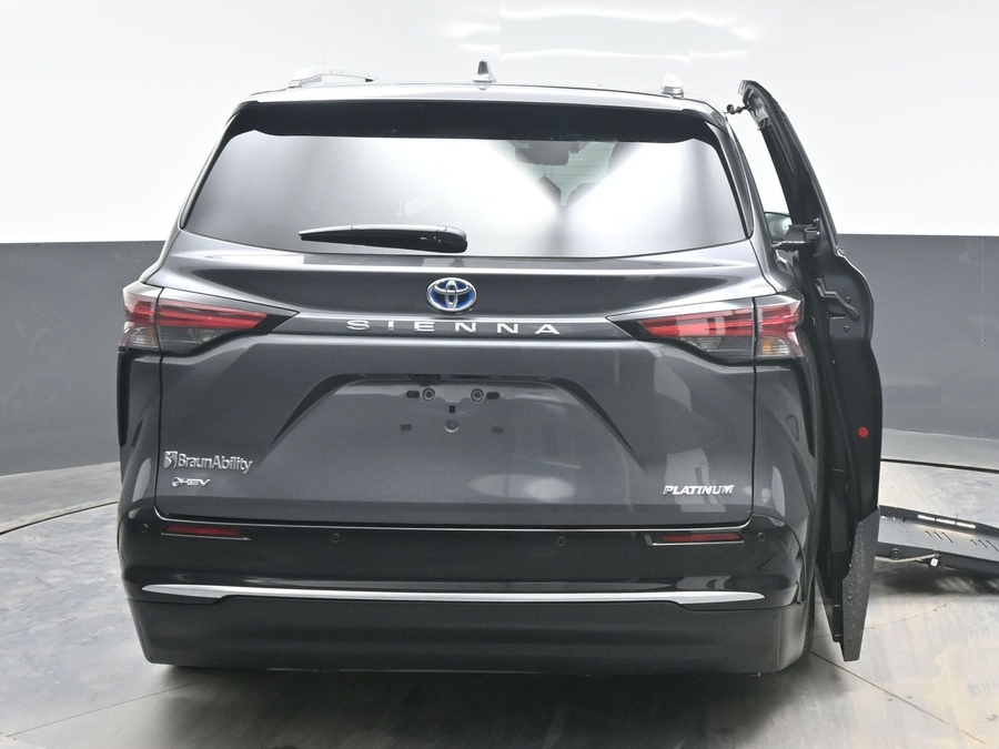 Grey Toyota Sienna image number 5