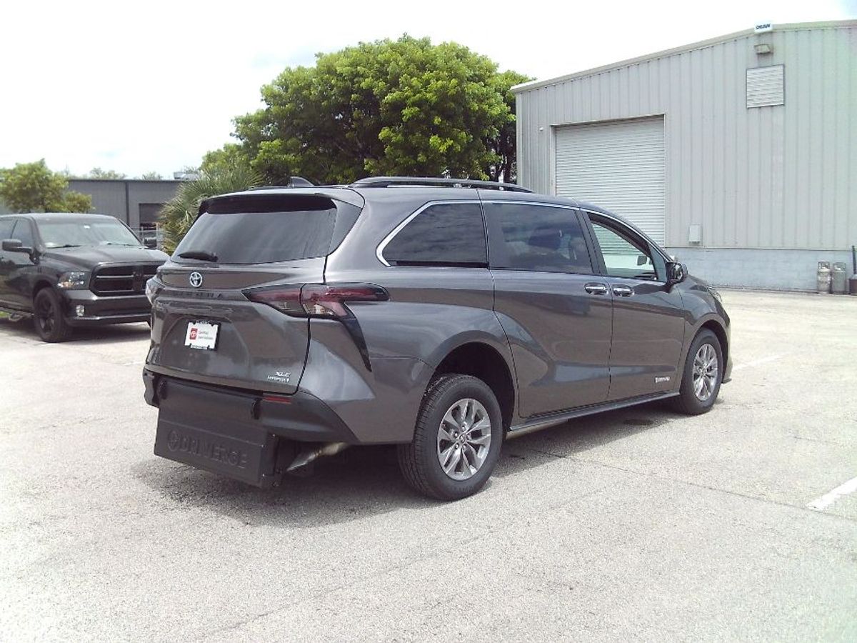 2023 TOYOTA SIENNA - Image 7