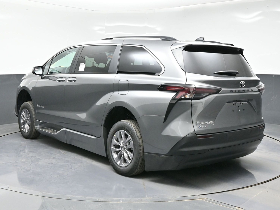 Grey Toyota Sienna image number 4