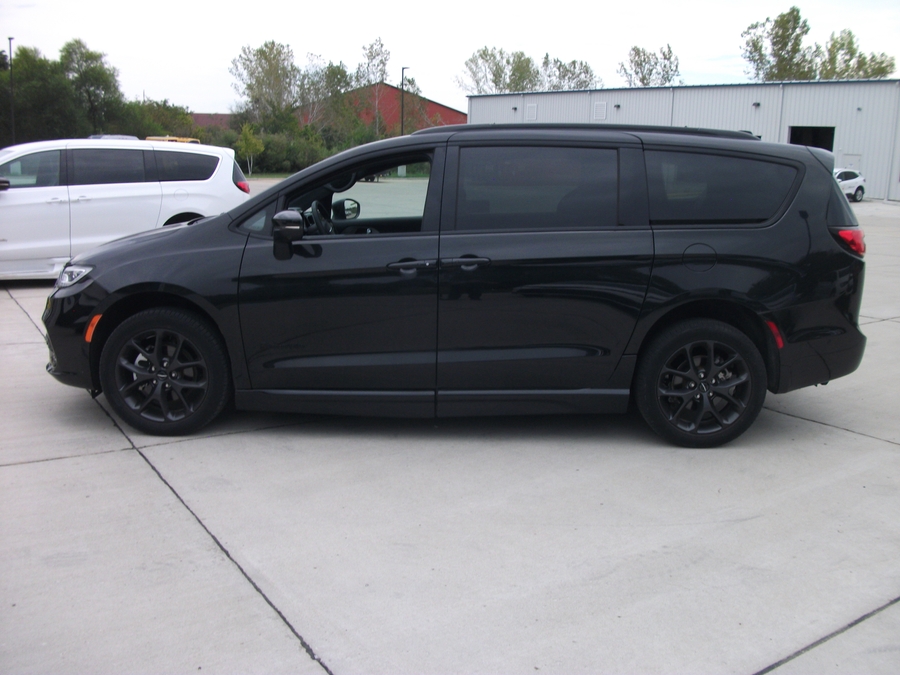 Used 2023 Chrysler Pacifica Touring L - BraunAbility Side Entry Fold Out Automatic Ramp