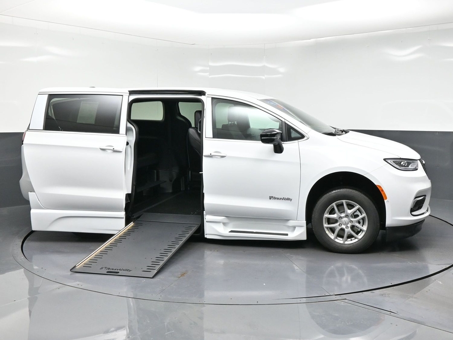 White Chrysler Pacifica image number 7