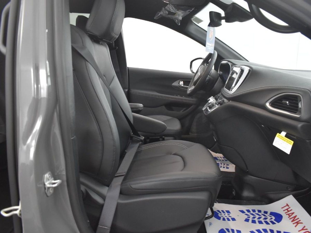 2025 CHRYSLER PACIFICA - Image 9