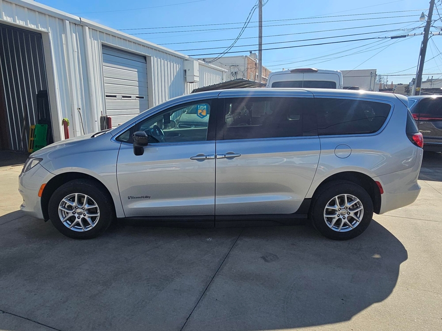 2024 CHRYSLER VOYAGER - Image 4