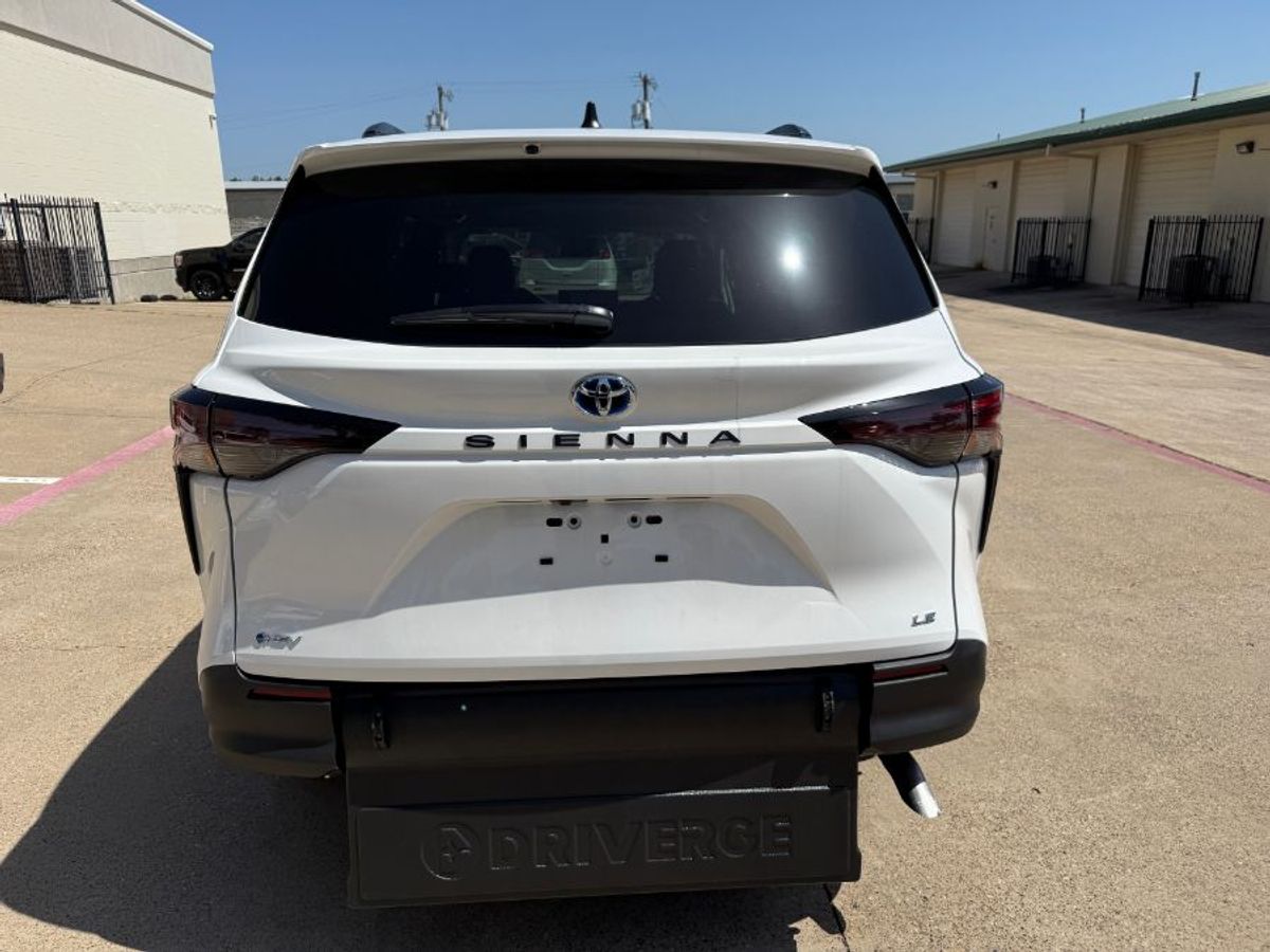 White Toyota Sienna image number 5
