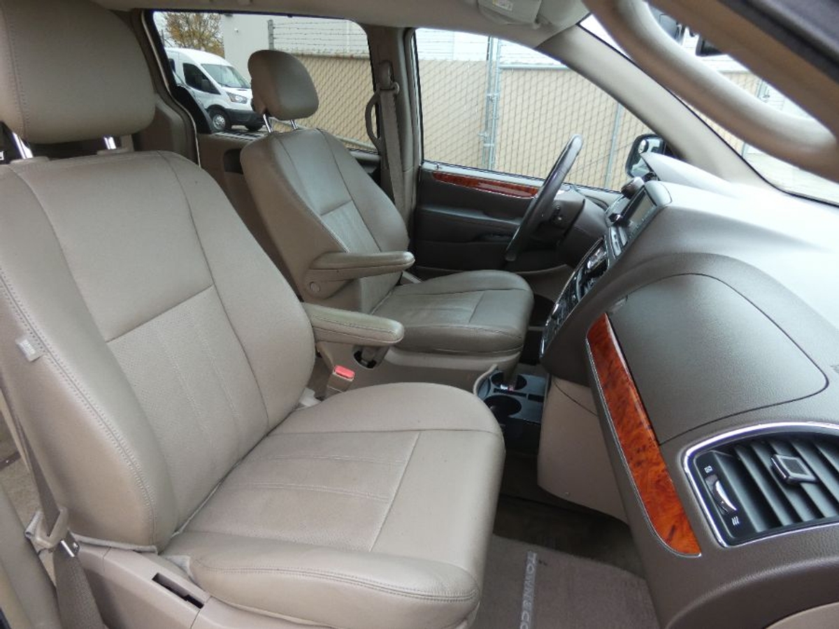 2015 CHRYSLER TOWN AND COUNTRY - Image 5