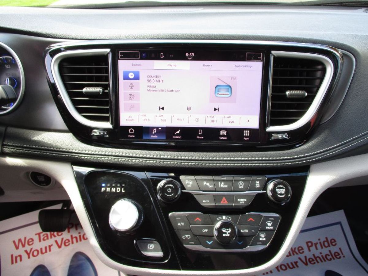Silver Chrysler Pacifica image number 17