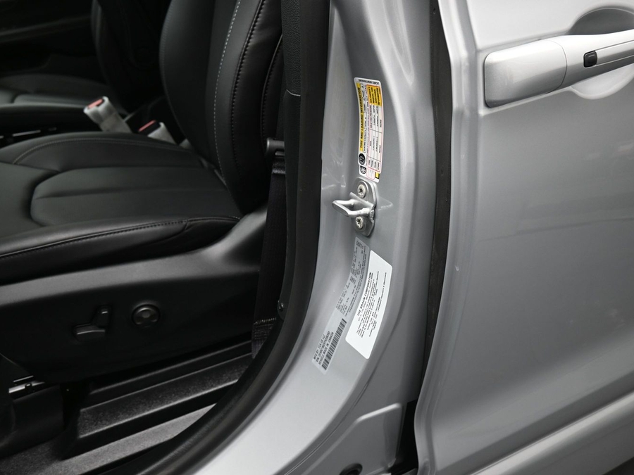 Silver Chrysler Pacifica image number 8