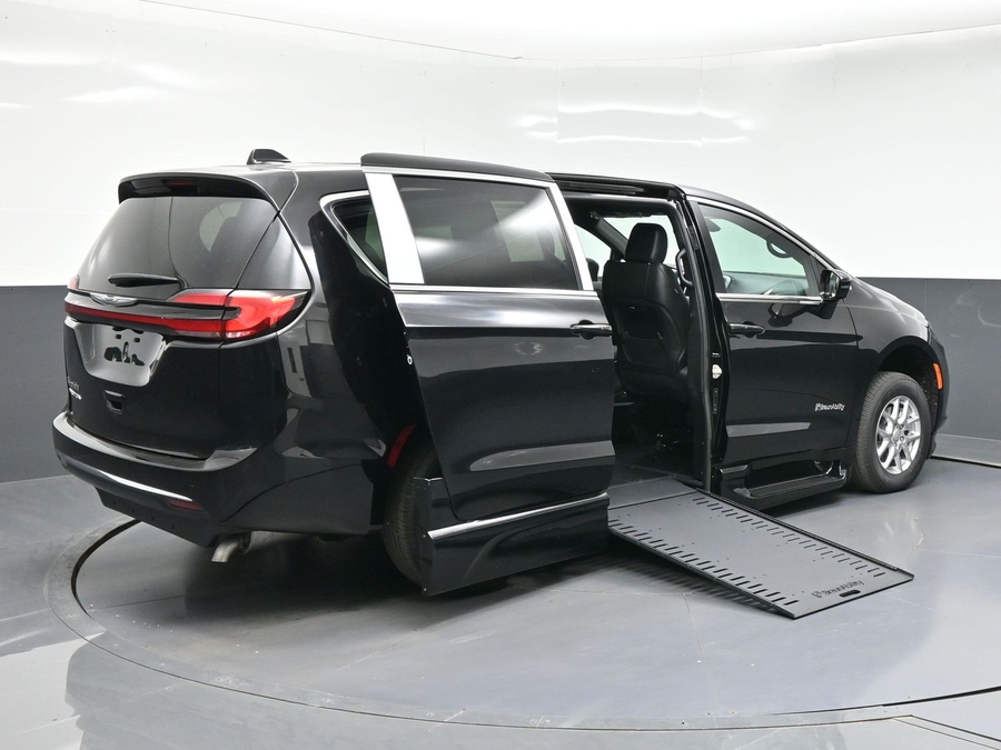 Black Chrysler Pacifica image number 6