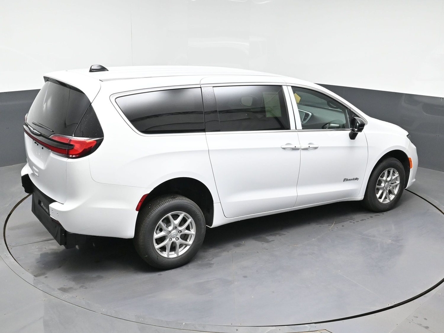 White Chrysler Pacifica image number 24