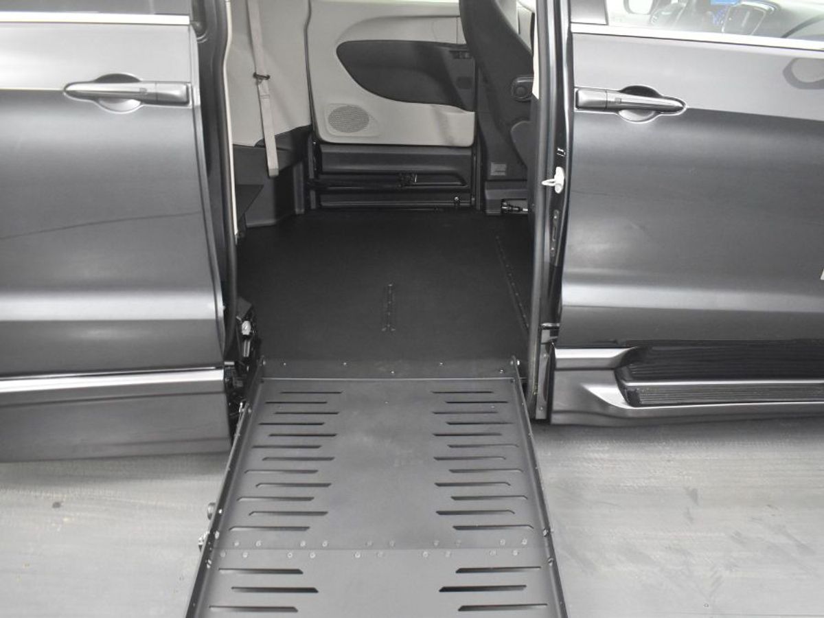 Grey Chrysler Voyager image number 11