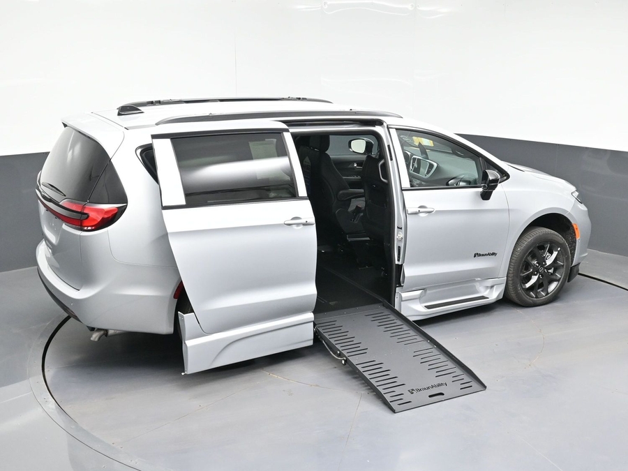 New 2026 Chrysler Pacifica Select Sport - BraunAbility Side Entry Entry Fold Out Automatic Ramp