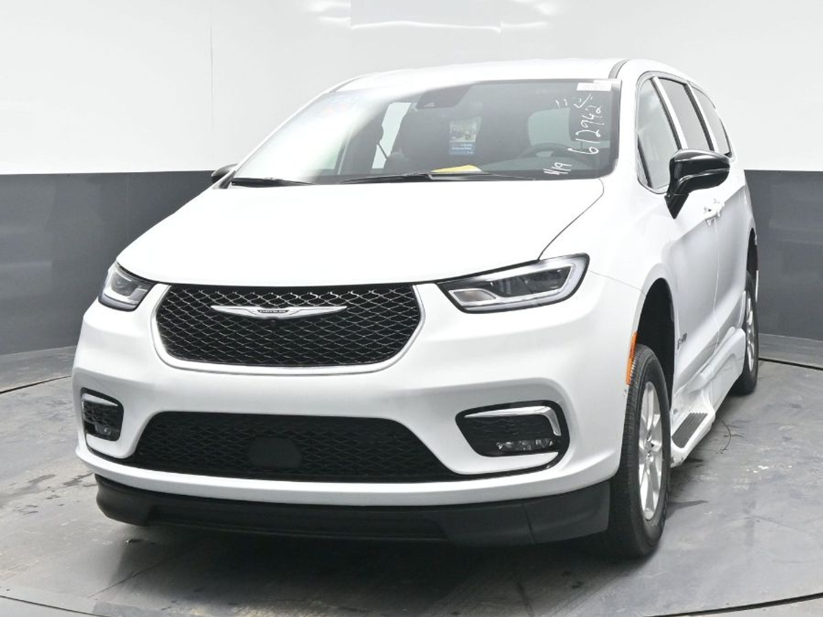 White Chrysler Pacifica image number 1