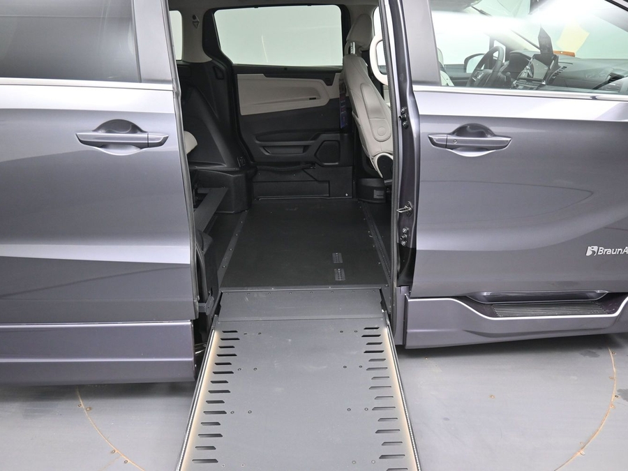 Grey Honda Odyssey image number 8
