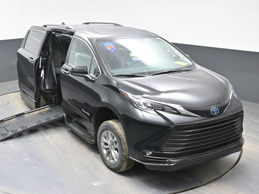 Black Toyota Sienna image number 22