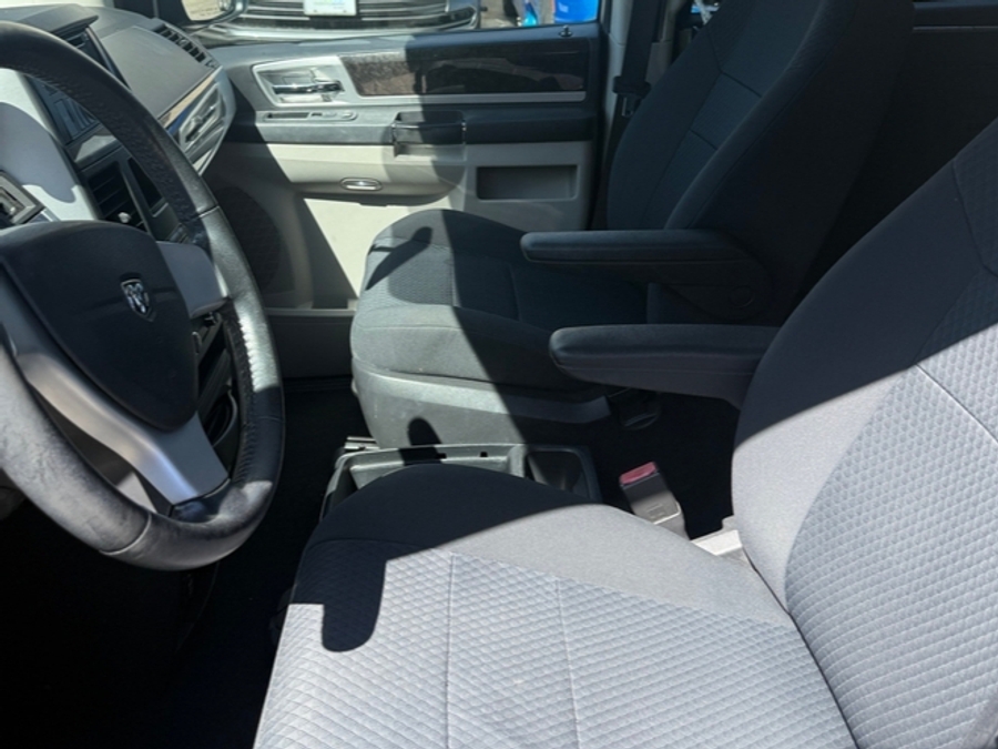 Silver Dodge Grand Caravan image number 14