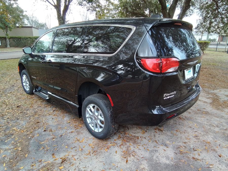 Black Chrysler Voyager image number 5
