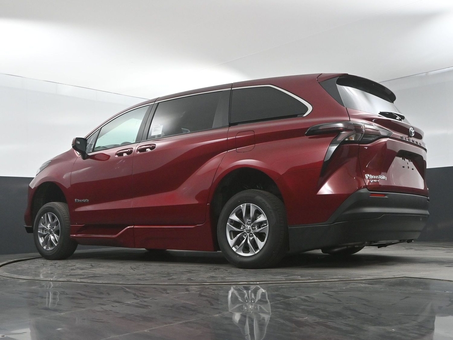 New 2025 Toyota Sienna Hybrid LE - BraunAbility Side Entry Entry Fold Out Automatic Ramp
