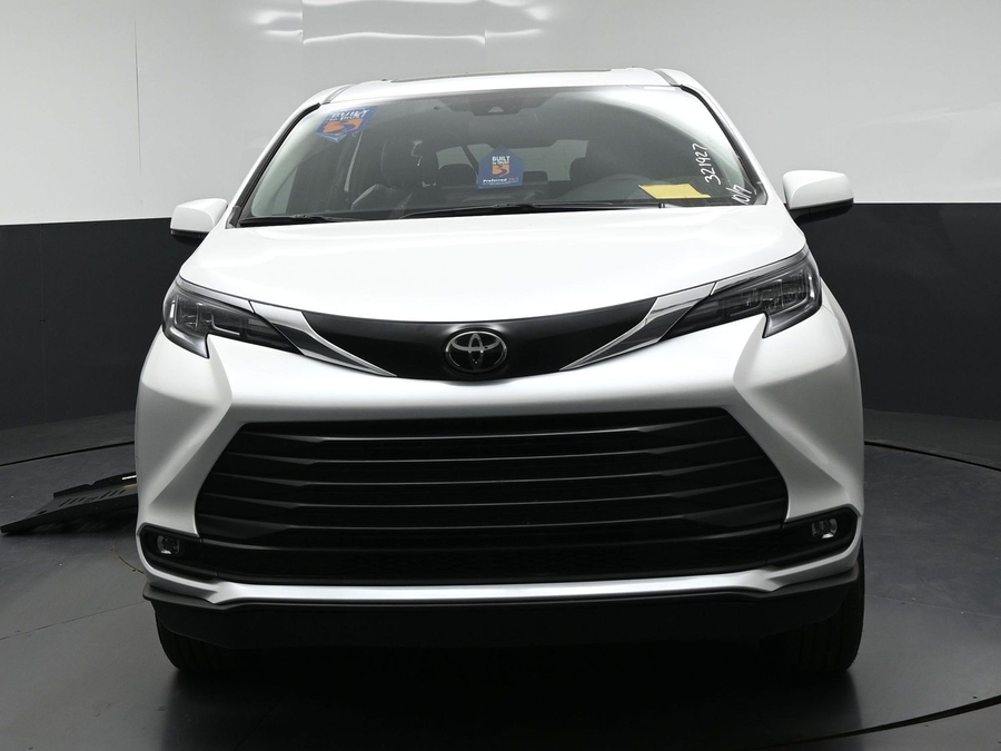 New 2026 Toyota Sienna Hybrid XLE Base - BraunAbility Side Entry Fold Out Automatic Ramp