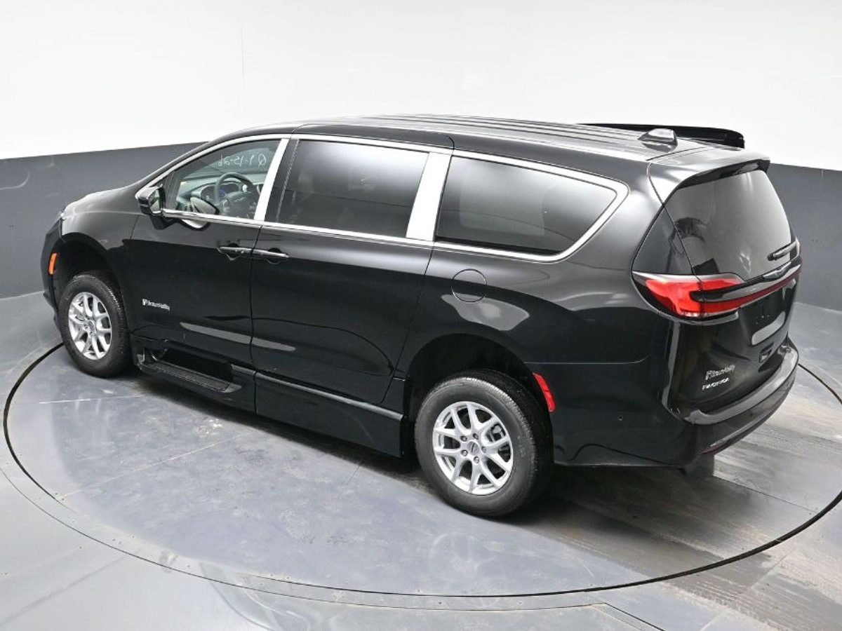 Black Chrysler Pacifica image number 24