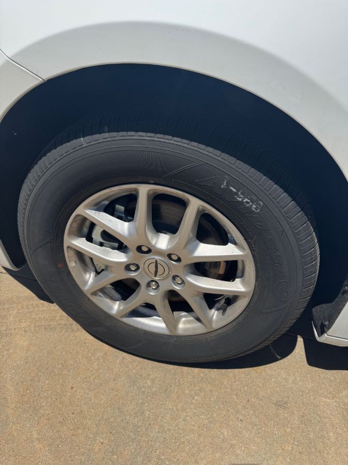 White Chrysler Voyager image number 19