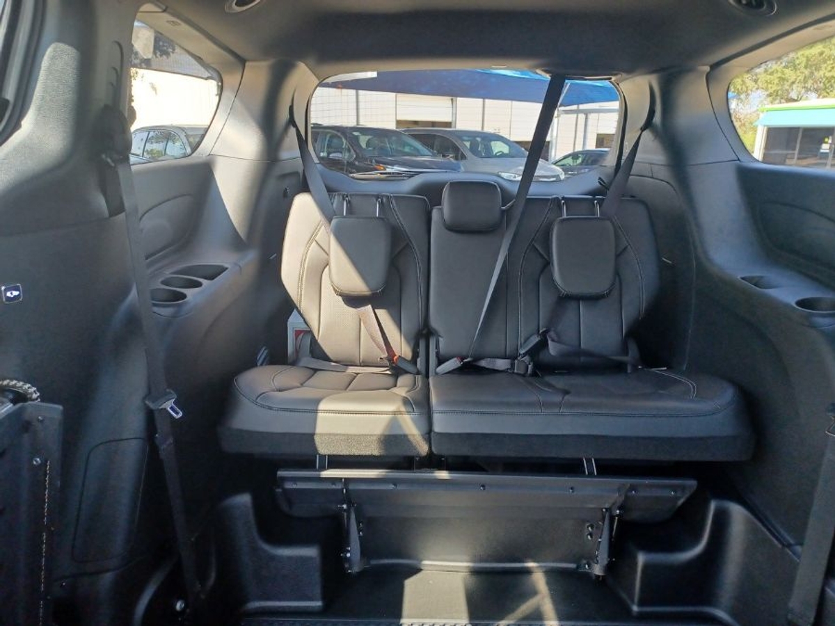 White Chrysler Pacifica image number 18