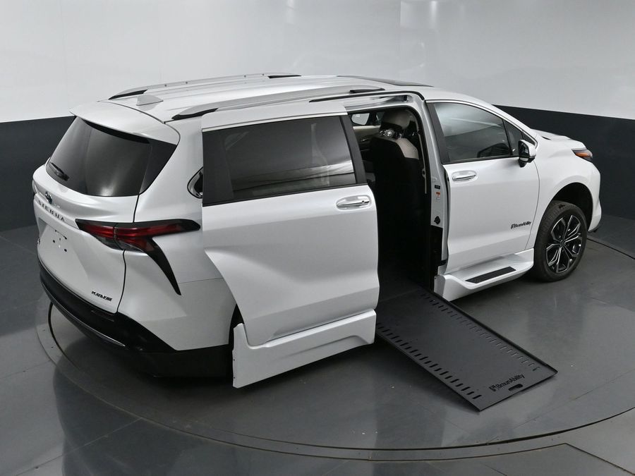 New 2025 Toyota Sienna Hybrid Platinum - BraunAbility Side Entry Entry In Floor Automatic Ramp