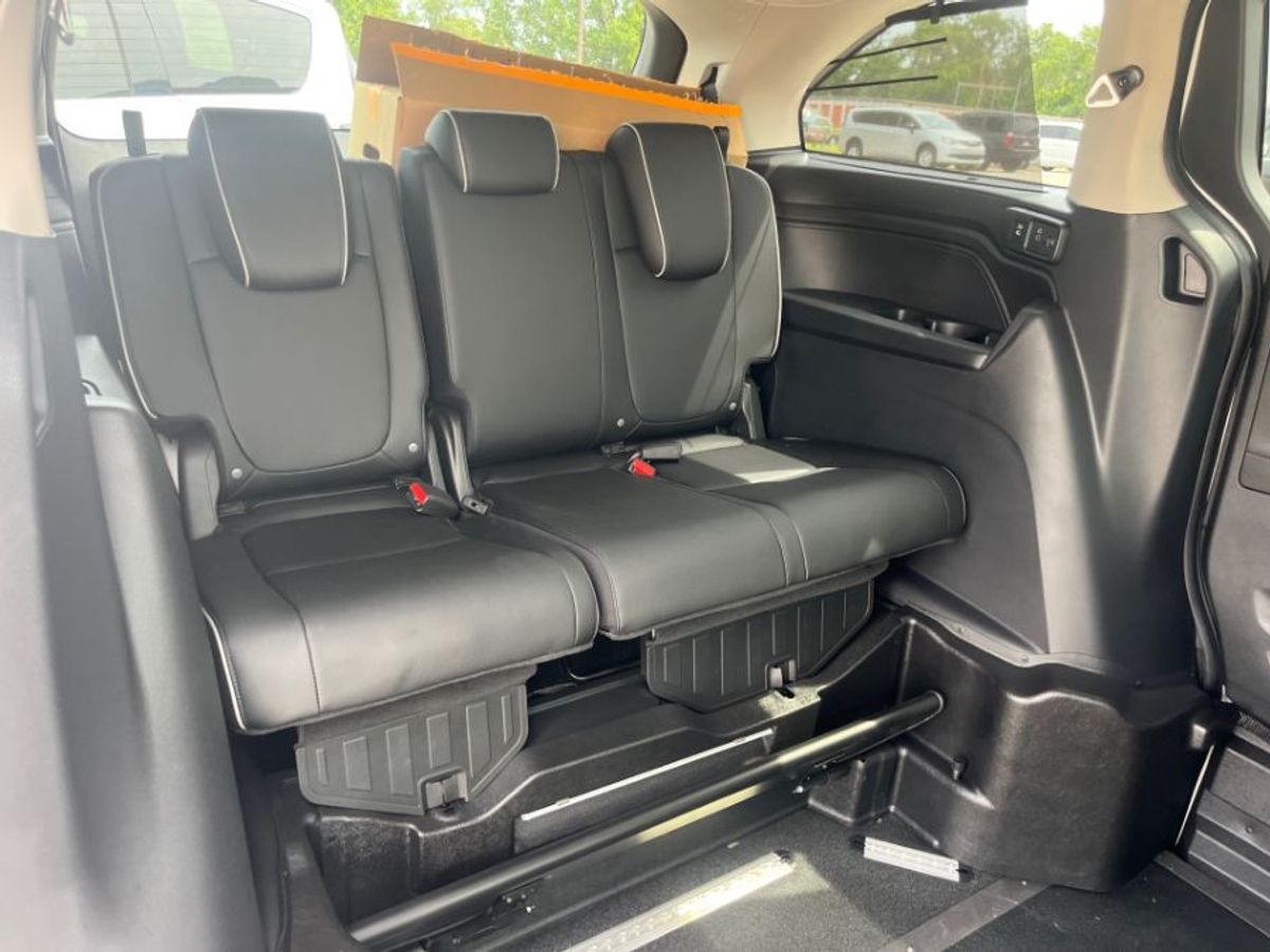 White Honda Odyssey image number 14