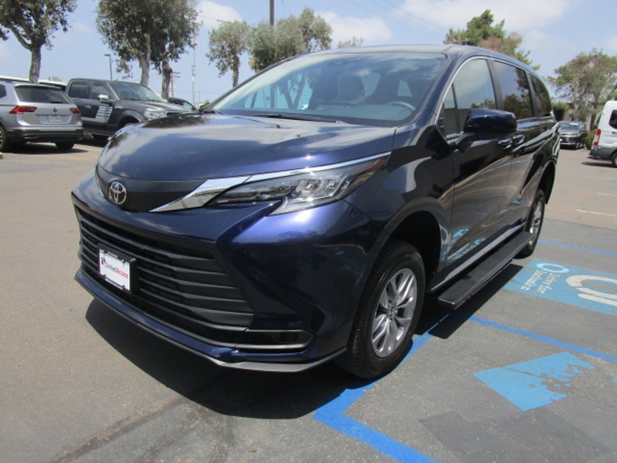 New 2026 Toyota Sienna Hybrid FWD LE - Vantage Mobility Commercial Rear Entry Entry Fold Out Manual Ramp