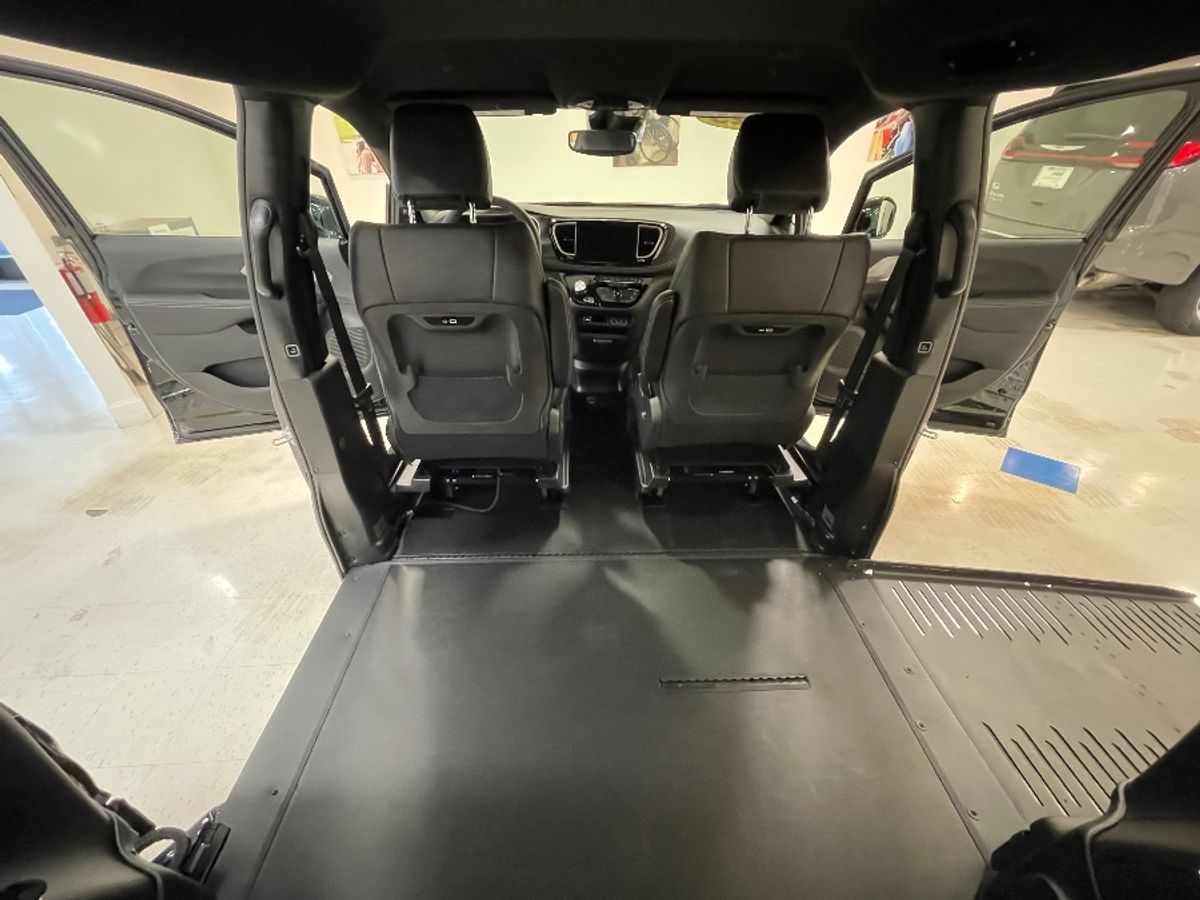 Black Chrysler Pacifica image number 16