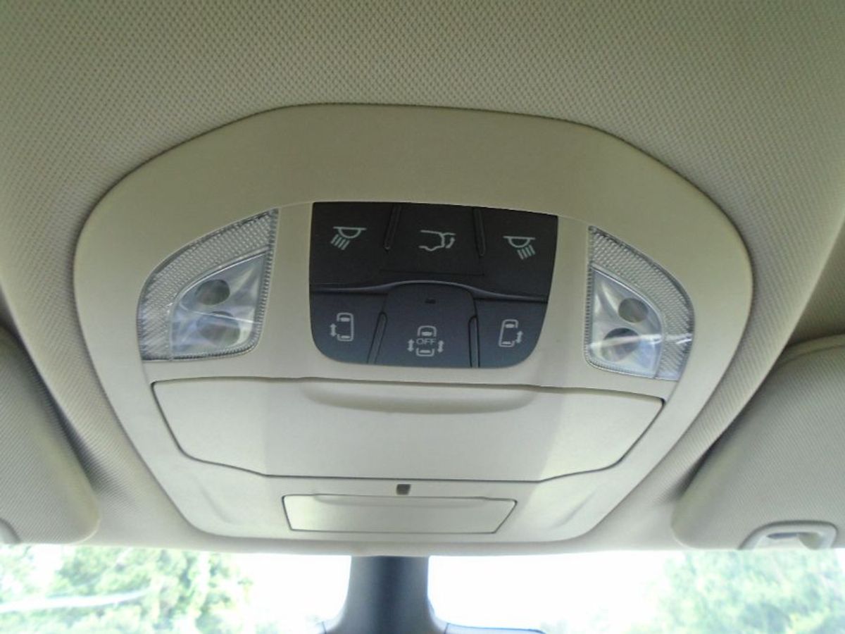 Red Chrysler Voyager image number 31