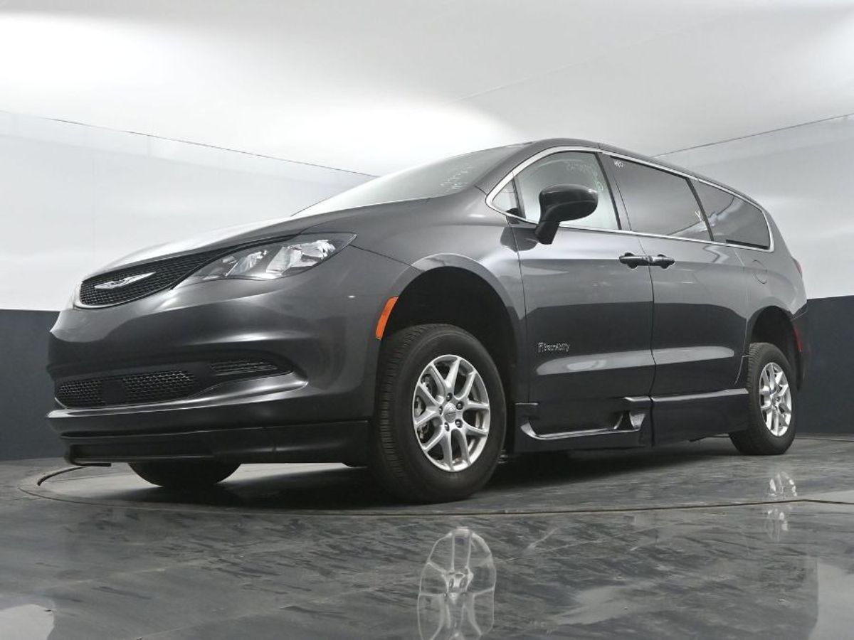 Grey Chrysler Voyager image number 19