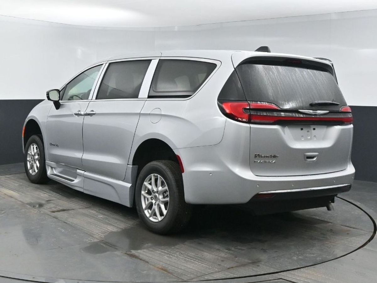 Silver Chrysler Pacifica image number 22