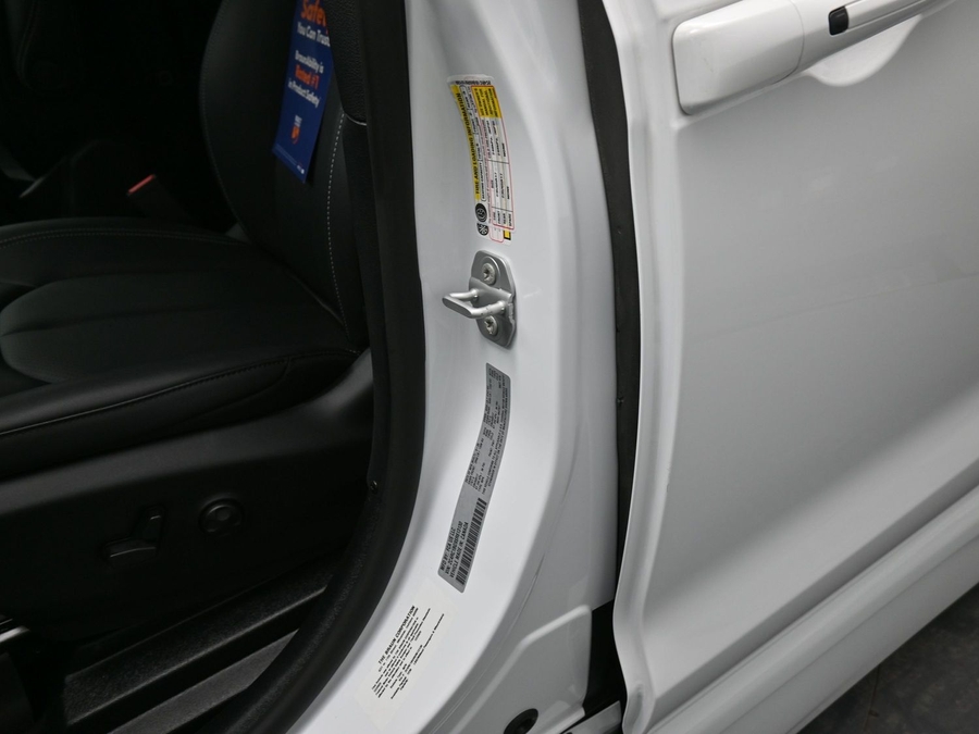 New 2025 Chrysler Pacifica Select Plus - BraunAbility Side Entry Entry In Floor Automatic Ramp