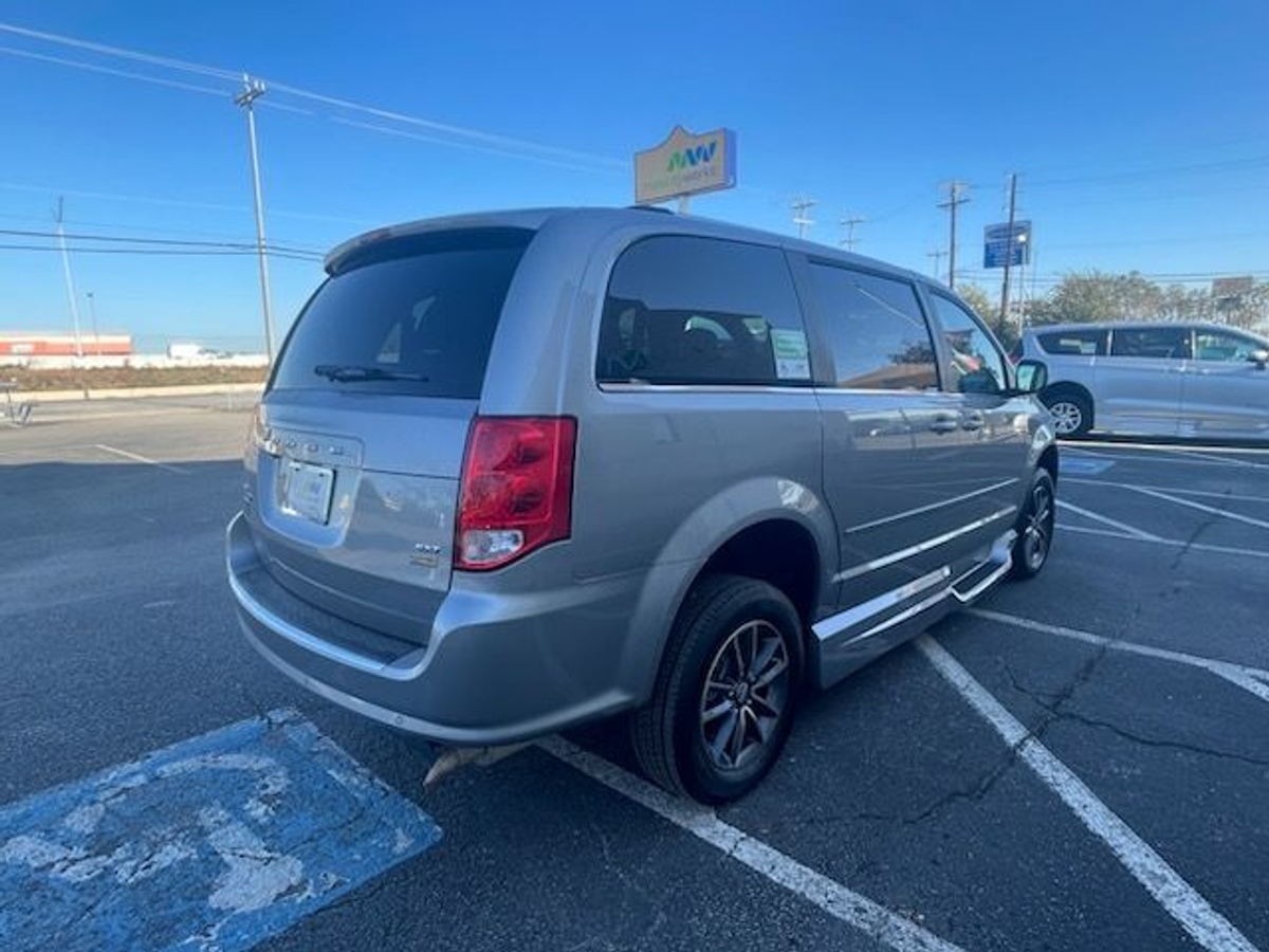 2017 DODGE GRAND CARAVAN - Image 13