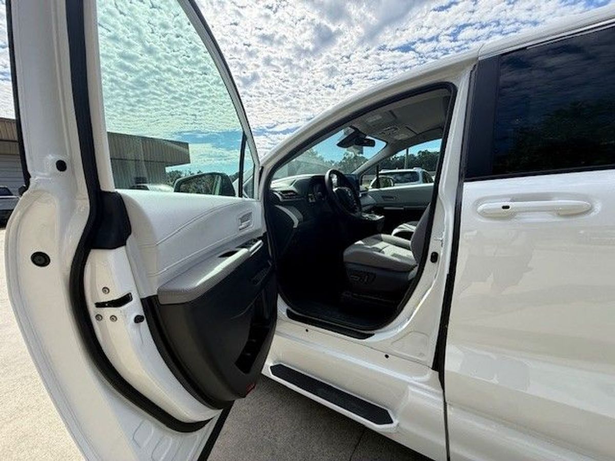 White Toyota Sienna image number 9