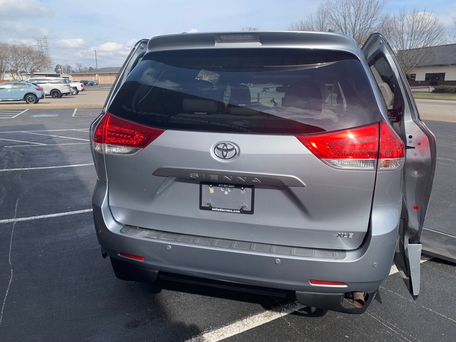 Used 2014 Toyota Sienna XLE - VMI Side Entry Entry In Floor Automatic Ramp