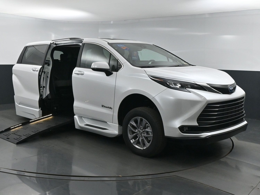New 2025 Toyota Sienna Hybrid XLE Plus - BraunAbility Side Entry Entry Fold Out Automatic Ramp