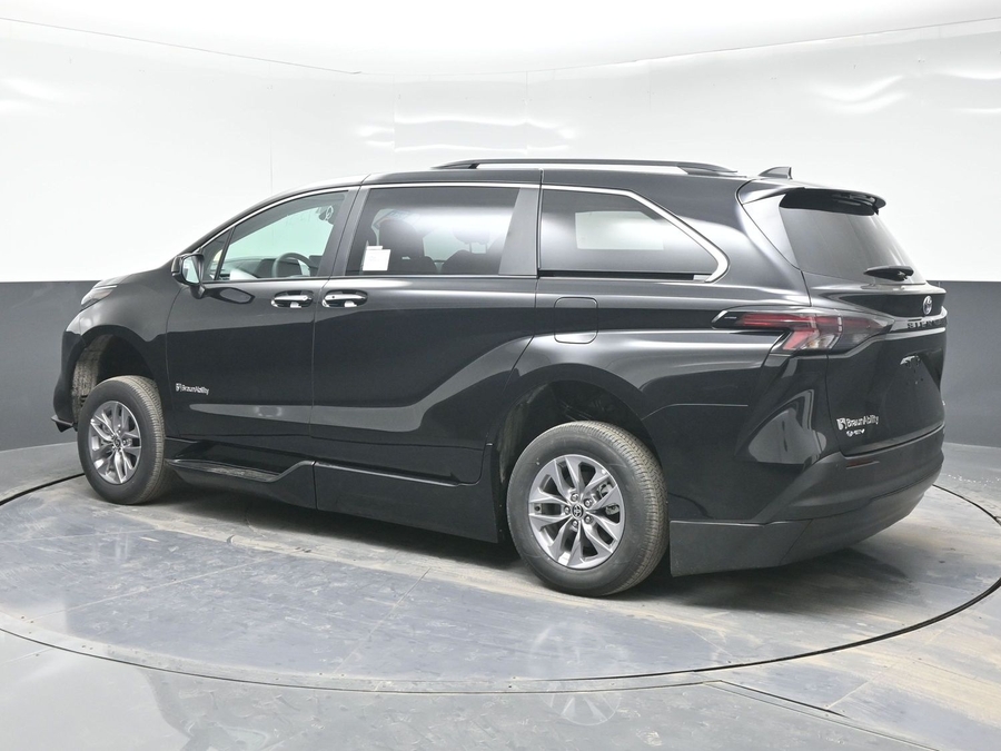 Imagen de la Toyota Sienna negra número 5