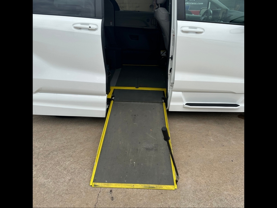 Used 2021 Toyota Sienna Hybrid LE - Vantage Mobility Commercial Side Entry Entry In Floor Manual Ramp