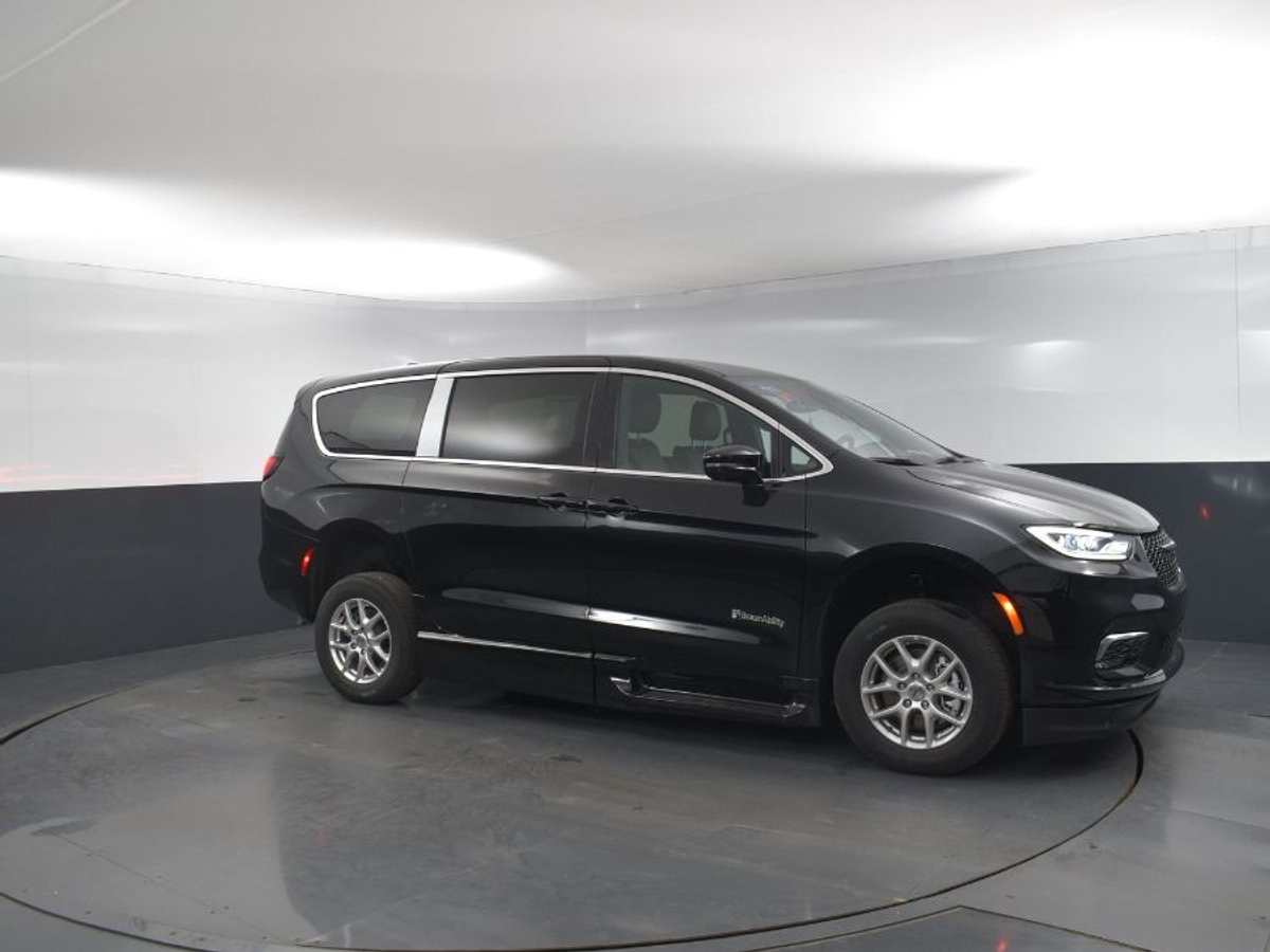 2025 CHRYSLER PACIFICA - Image 18