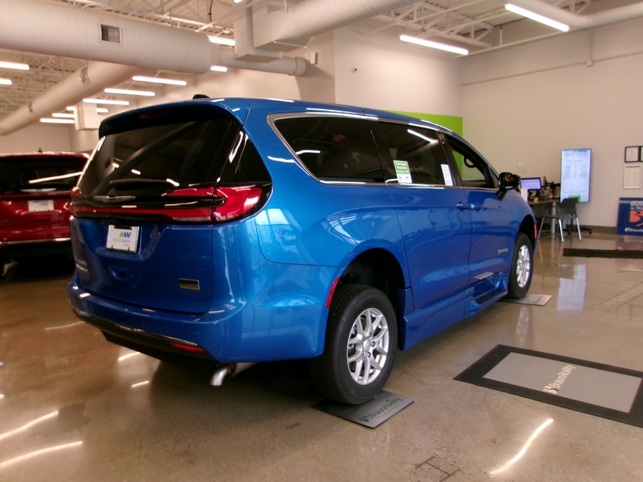 Blue Chrysler Pacifica image number 20