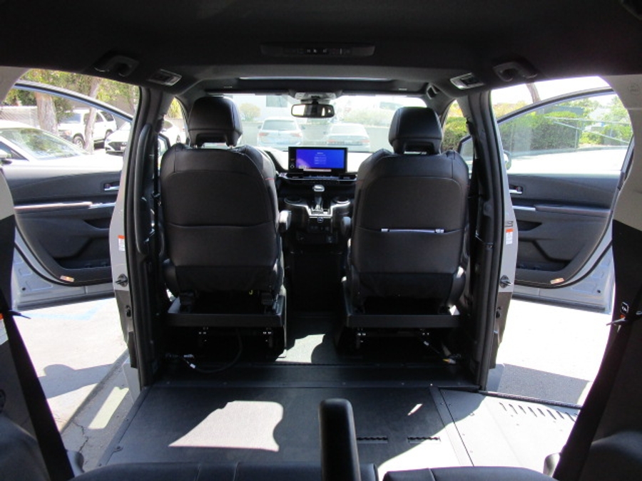 New 2026 Toyota Sienna Hybrid XSE Sport - BraunAbility Side Entry Entry Fold Out Automatic Ramp