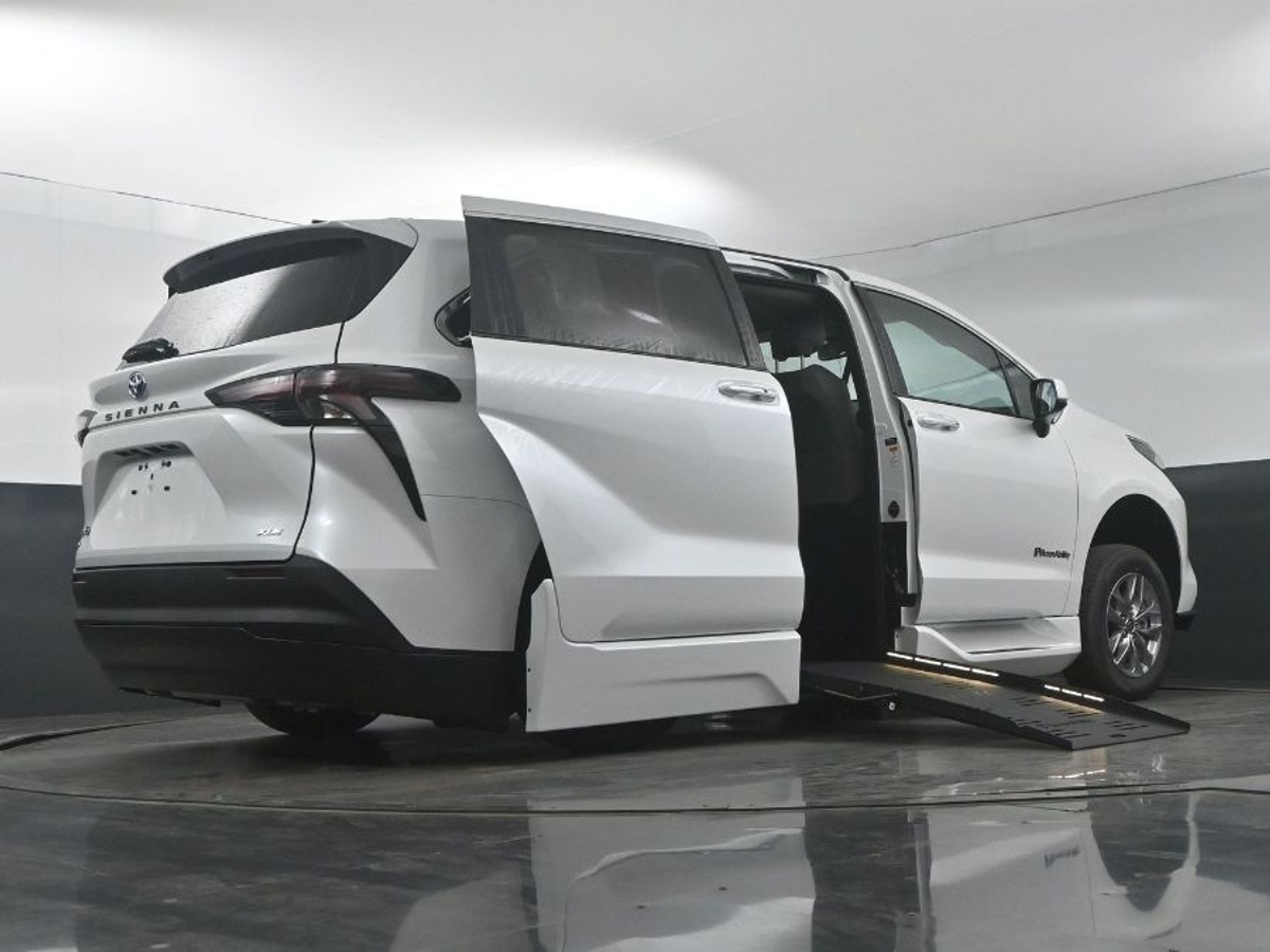 White Toyota Sienna image number 20