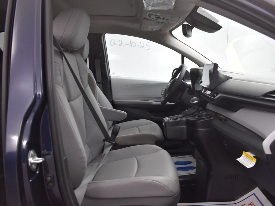 New 2026 Toyota Sienna Hybrid XLE Base - BraunAbility Side Entry Entry Fold Out Automatic Ramp