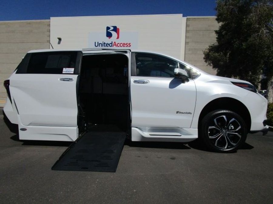 New 2025 Toyota Sienna Hybrid Platinum - BraunAbility Side Entry Entry Fold Out Automatic Ramp