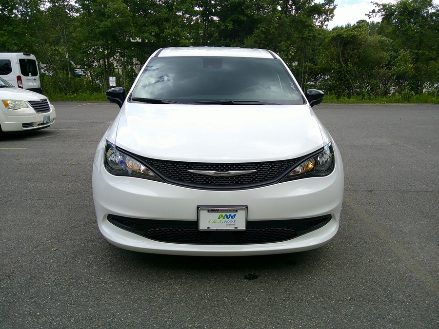 White Chrysler Voyager image number 4