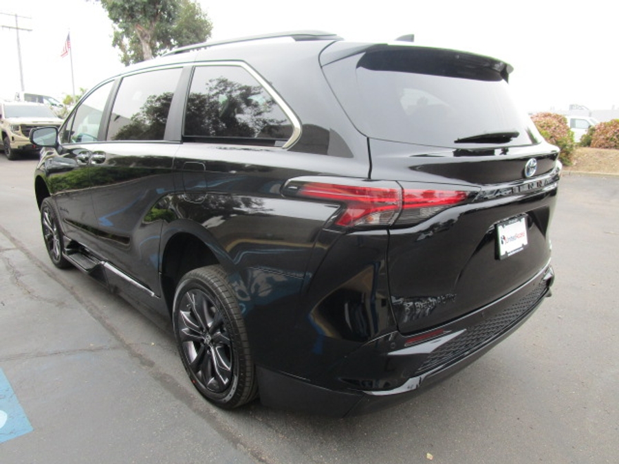 New 2025 Toyota Sienna Hybrid XSE Sport - BraunAbility Side Entry Entry In Floor Automatic Ramp
