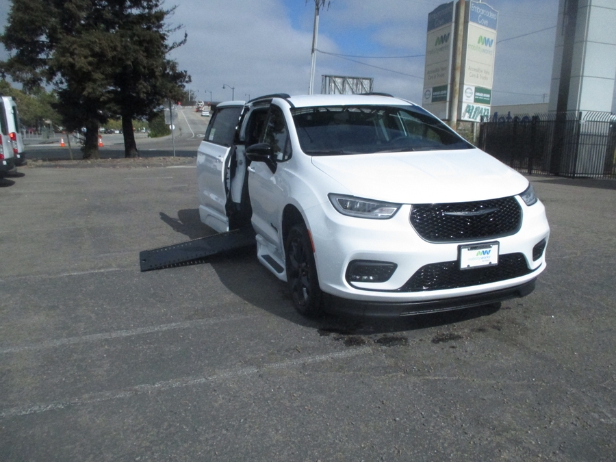 Chrysler Pacifica blanco con entrada lateral automática en rampa de piso