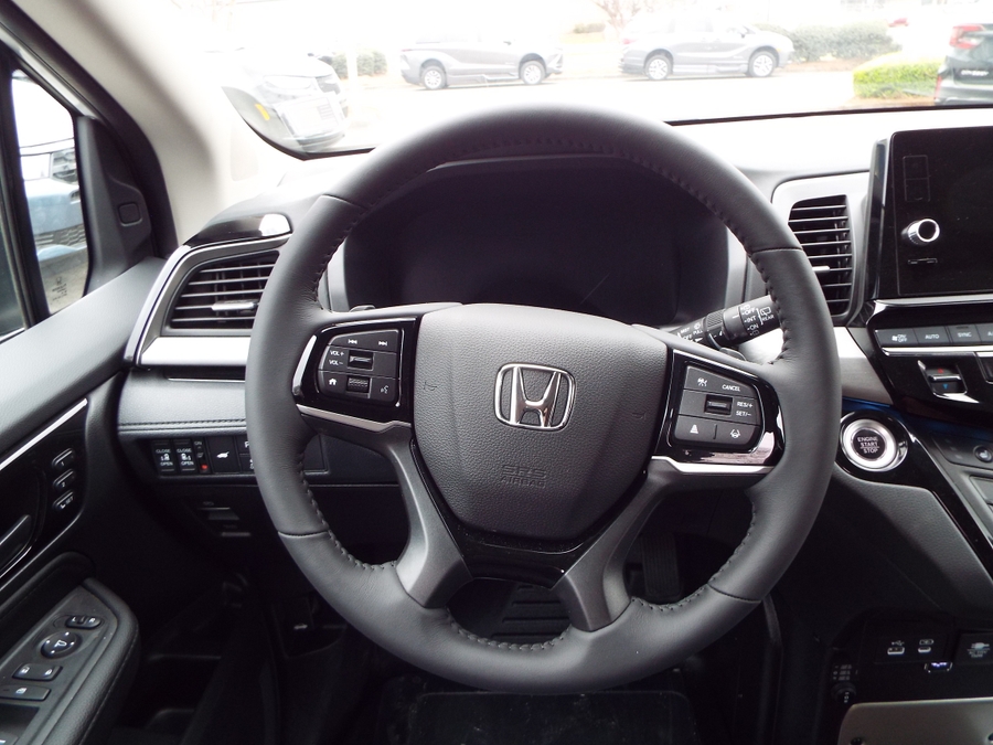 White Honda Odyssey image number 21