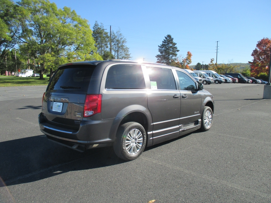 Grey Dodge Grand Caravan image number 5